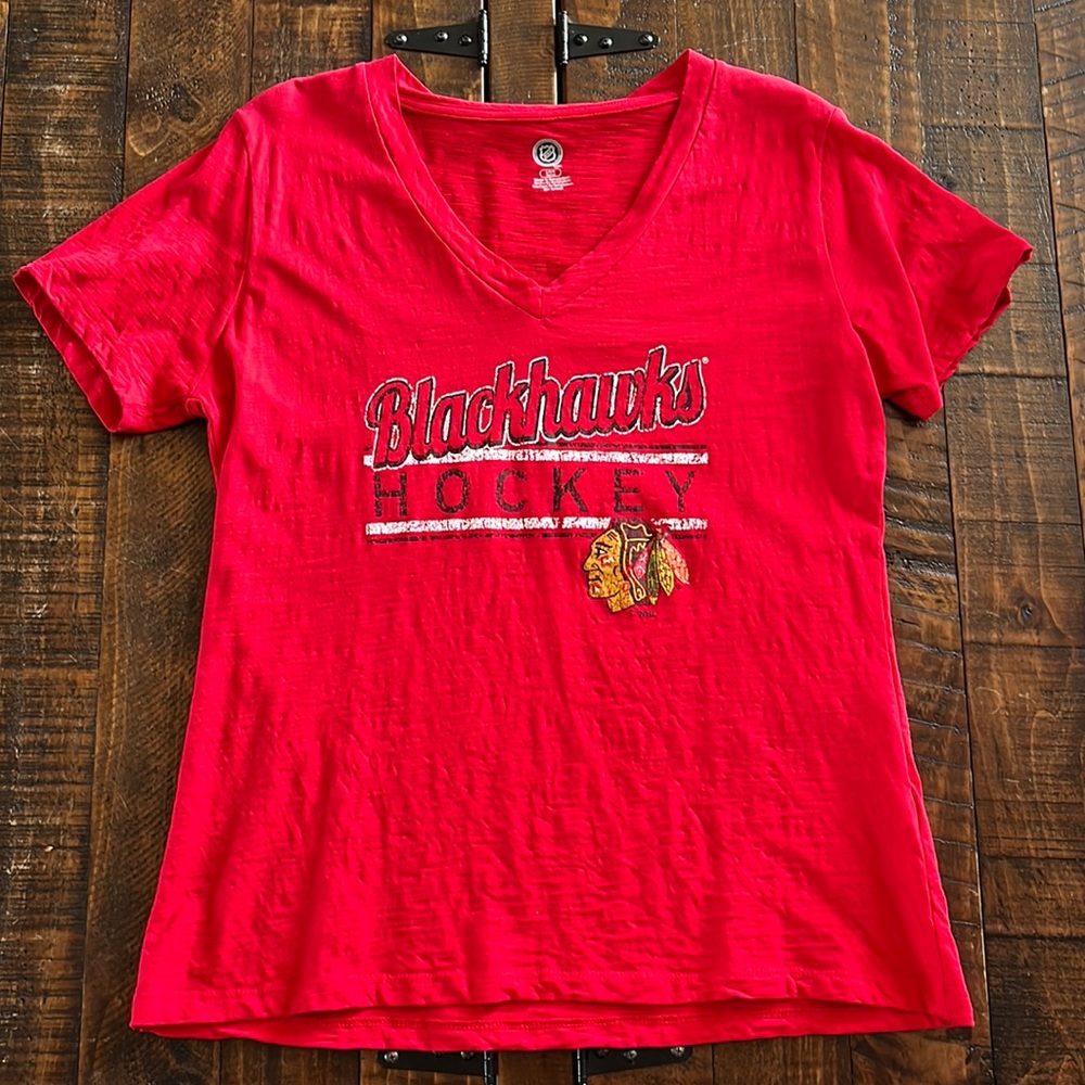 NHL Chicago Blackhawks Hockey V-Neck Distressed Graphic T-Shirt Women's Large